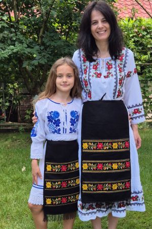 Fotă damă tradițională broderie flori de toamna [2]