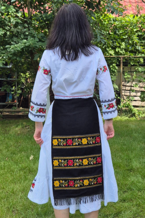 Fotă damă tradițională broderie flori de toamna [1]