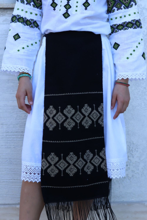 Fotă traditionala copii bradut broderie albastra si bej [2]