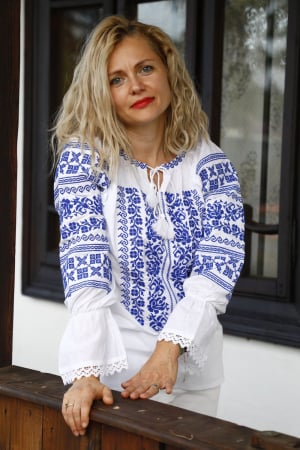 ie - Ie dama Ana broderie albastra