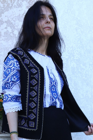 Vestă damă bradut broderie albastra [1]