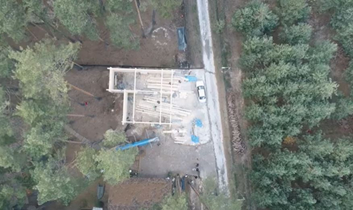 Case din grinzi lamelare prevazute cu nut si feder si sistem de imbinare la capete [41]