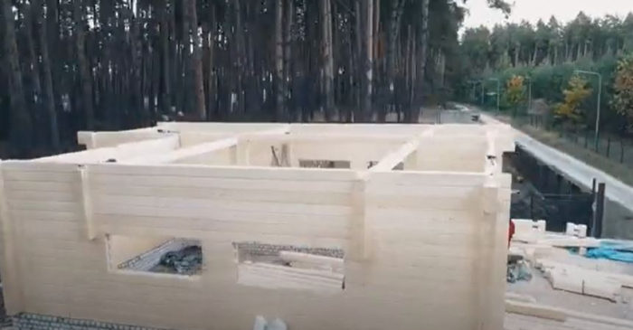 Case din grinzi lamelare prevazute cu nut si feder si sistem de imbinare la capete [36]