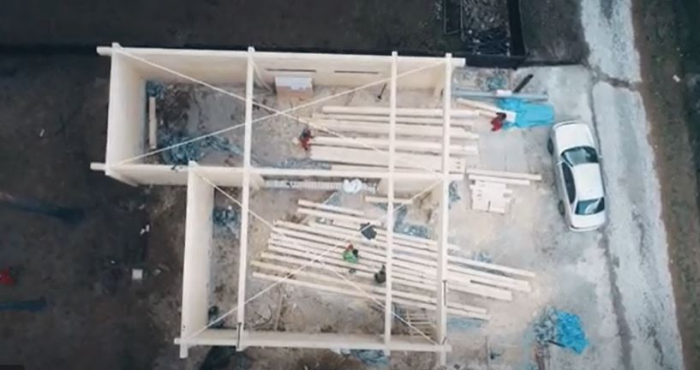 Case din grinzi lamelare prevazute cu nut si feder si sistem de imbinare la capete [37]