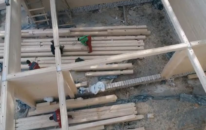 Case din grinzi lamelare prevazute cu nut si feder si sistem de imbinare la capete [42]