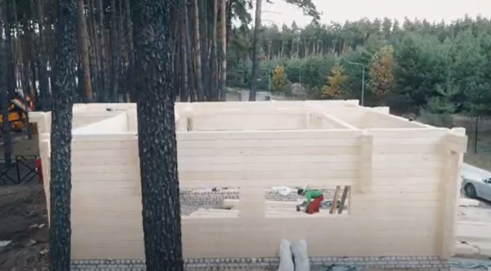 Case din grinzi lamelare prevazute cu nut si feder si sistem de imbinare la capete [35]