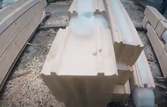 Case din grinzi lamelare prevazute cu nut si feder si sistem de imbinare la capete [40]
