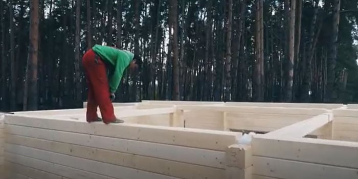 Case din grinzi lamelare prevazute cu nut si feder si sistem de imbinare la capete [29]
