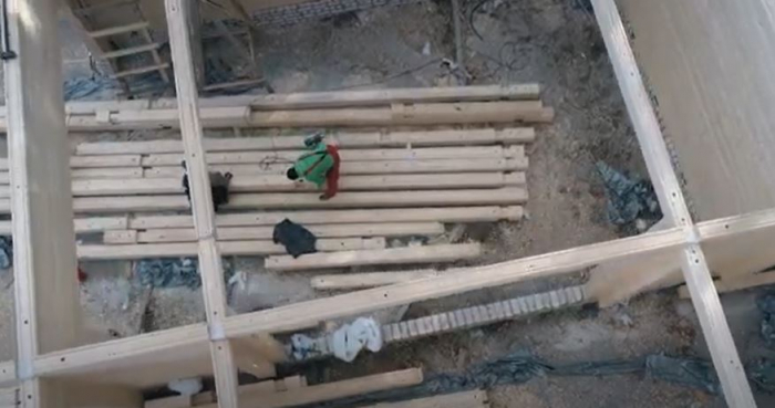 Case din grinzi lamelare prevazute cu nut si feder si sistem de imbinare la capete [34]