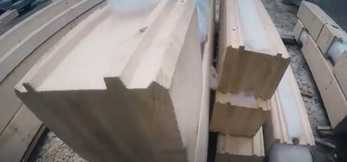 Case din grinzi lamelare prevazute cu nut si feder si sistem de imbinare la capete [32]