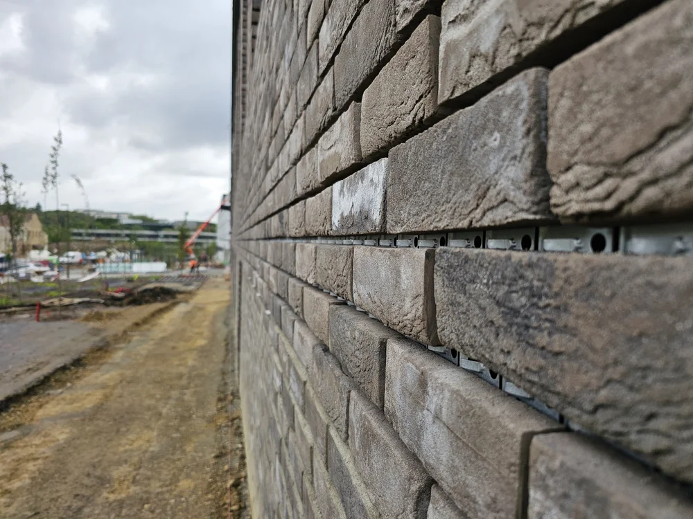 Fatada ventilata structura aluminiu si placari caramida [33]