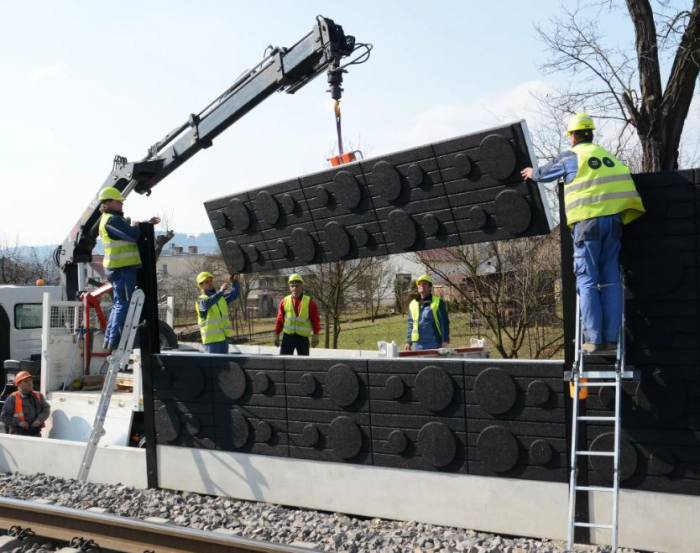 Modular sound insulation fences [12]