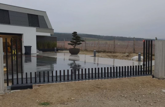 Retractable fences and access gates [2]