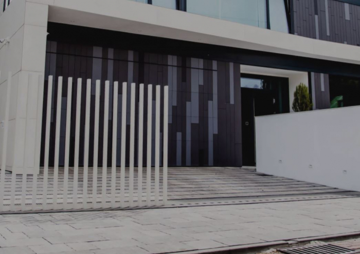 Retractable fences and access gates [4]