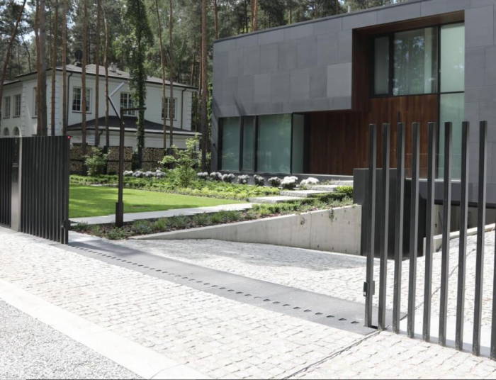 Retractable fences and access gates [6]