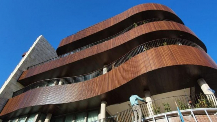Universal cladding with wood-look aluminum profiles [15]