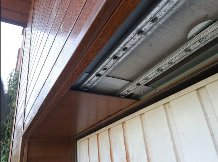 Placari universale cu rigle de aluminiu cu aspect de lemn [33]