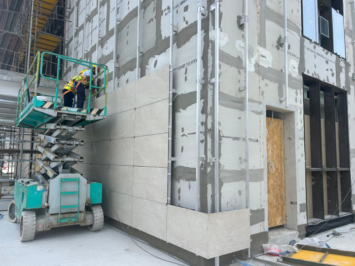 Sisteme aluminiu pentru fatade ventilate cu placari grele [12]