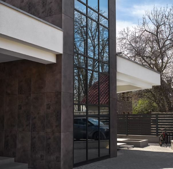 Termosistem exterior din polistren , vata bazaltica sau aerogel cu placare ceramica preinstalata [21]