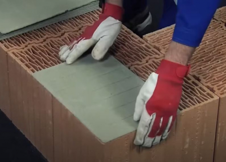 Caramizi - Benzi de mortar pentru zidarie