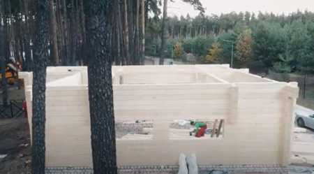 Case din grinzi lamelare prevazute cu nut si feder si sistem de imbinare la capete [34]
