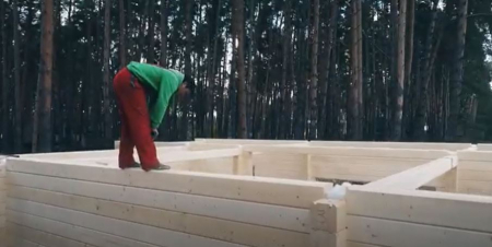 Case din grinzi lamelare prevazute cu nut si feder si sistem de imbinare la capete [28]