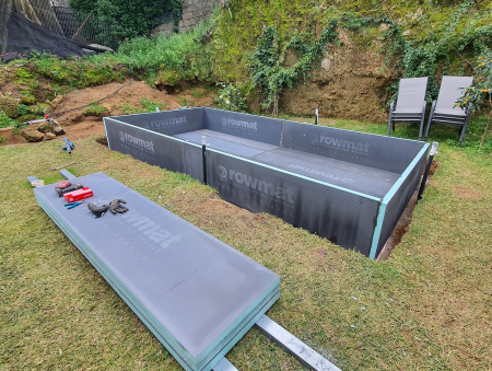 Placi structurale din polistiren extrudat placate cu plasa de fibra de sticla si ciment [56]