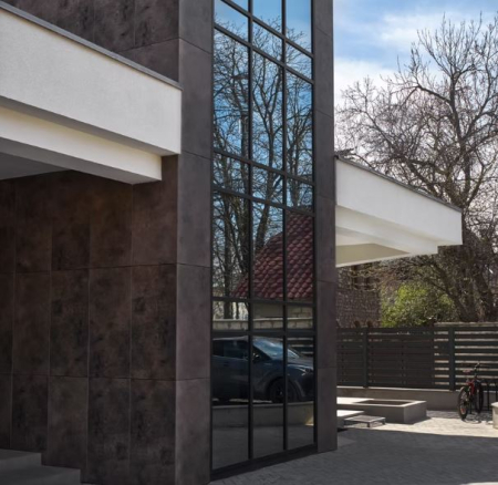 Termosistem exterior din polistren , vata bazaltica sau aerogel cu placare ceramica preinstalata [20]