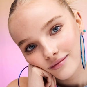 Blush cu textura de jeleu Superman colour-changing jelly blush, 6.4 g, Essence [6]