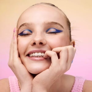 Creion pentru ochi Superman duochrome eyepencil 01 - I'm falling for you, 0.2 g, Essence [5]