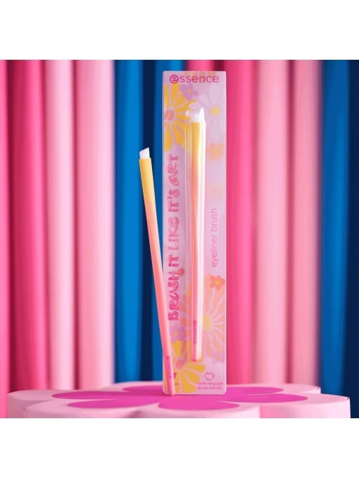 Pensula pentru eyeliner BRUSH IT LIKE IT'S ART - Just Wing It Like It's Art, 1 buc, Essence [3]