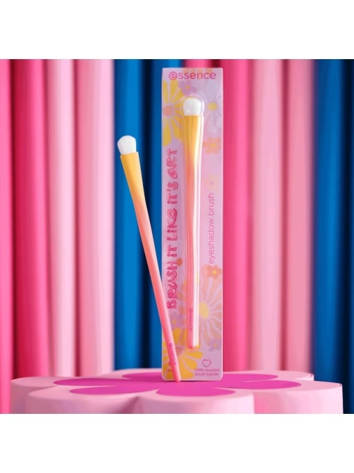 Pensula pentru fard BRUSH IT LIKE IT'S ART - Throwing A Little Color, 1 buc, Essence [3]