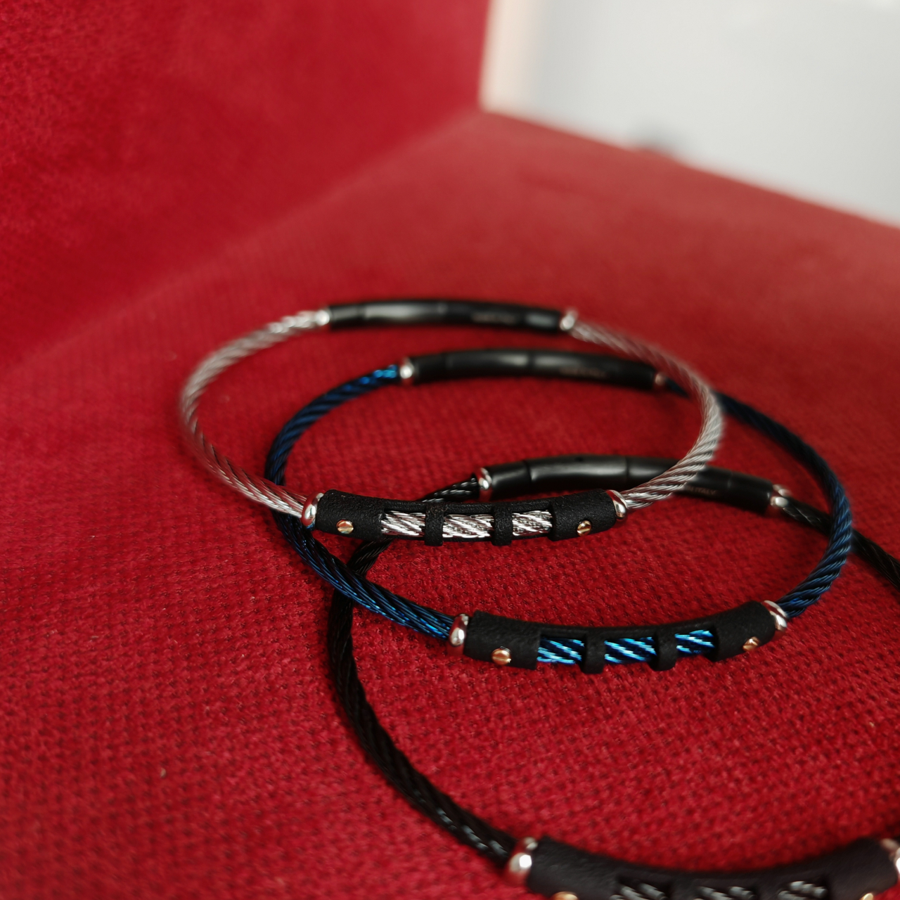 Bratara masculina semirigida din otel argintiu cu suruburi aur 18K [4]