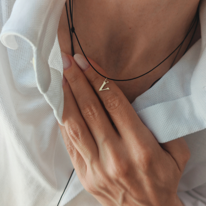 Colier snur reglabil cu litera v - Aur galben 14K [2]