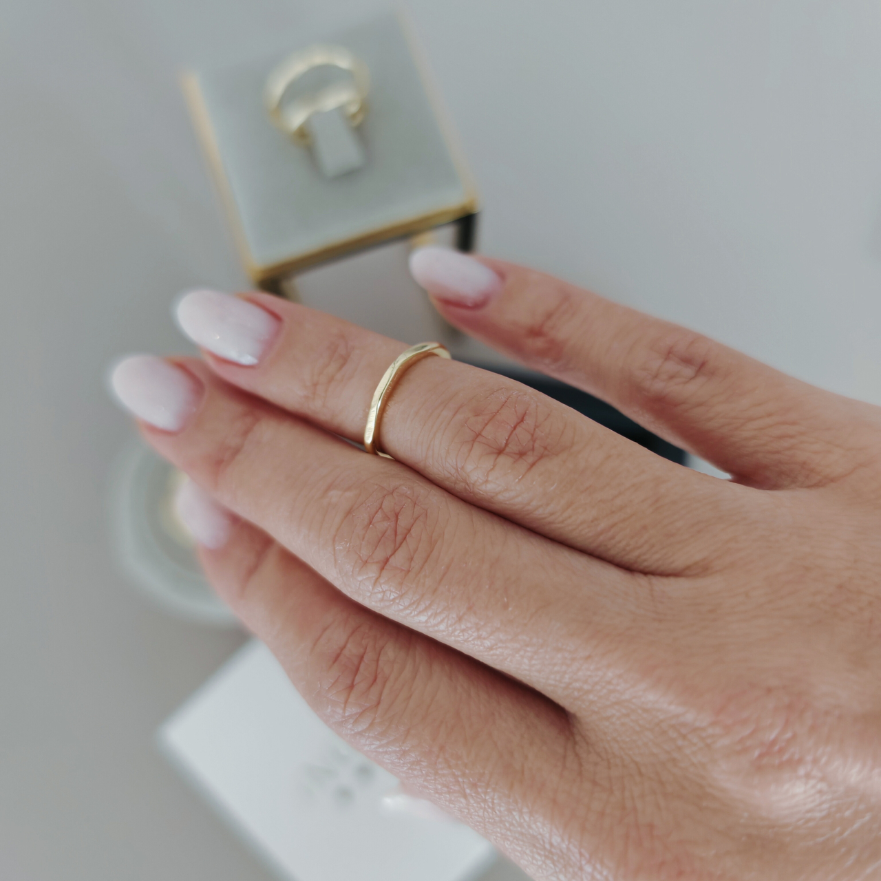 Inel midi minimalist din argint placat cu aur, finisaj hammered [3]