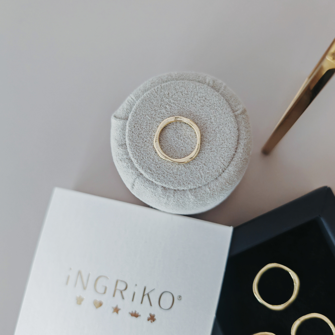 Inel midi minimalist din argint placat cu aur, finisaj hammered [2]