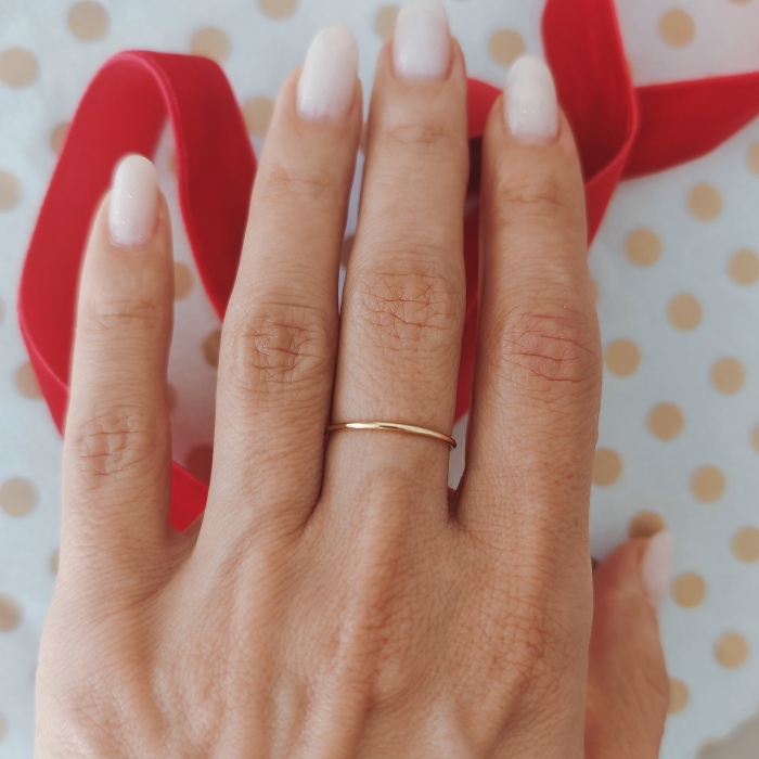 Inel subtire din aur galben 14K, minimalist si elegant [4]