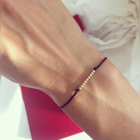 Cadouri pentru iubită din aur și argint - Bratara cu bilute de aur 14K, 9 bile de 2 mm si snur reglabil