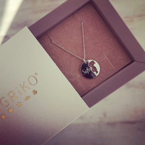 Colier argint cu pandantiv banut decupat cu fetita [1]