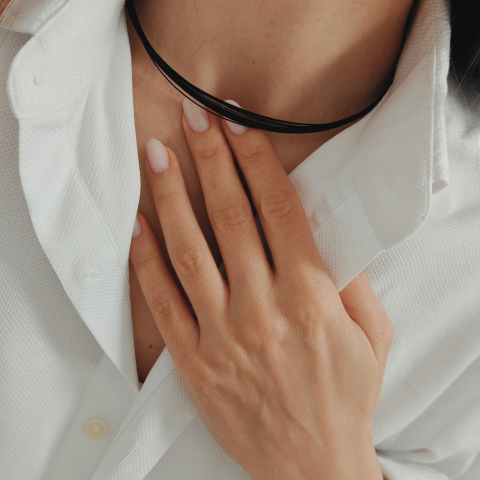 Cadou pentru Iubita - Colier negru la baza gatului – 17 fire fine, finisaj PVD premium