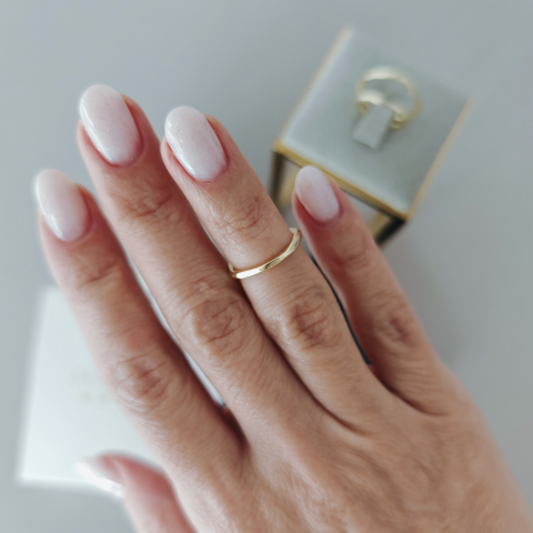 Inele - Inel midi minimalist din argint placat cu aur, finisaj hammered