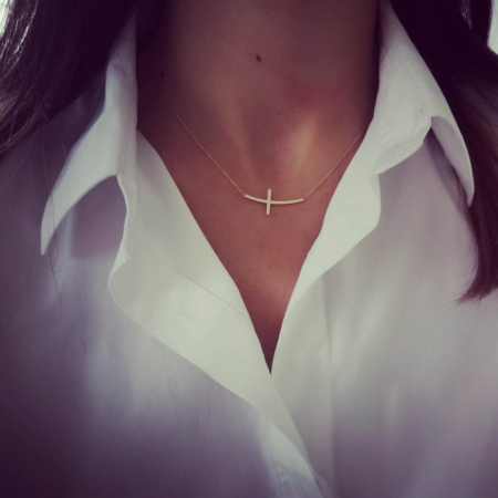 Lantisor aur subtire la baza gatului - Lantisor cu Cruciulita din Aur Galben 14K – Design Minimalist