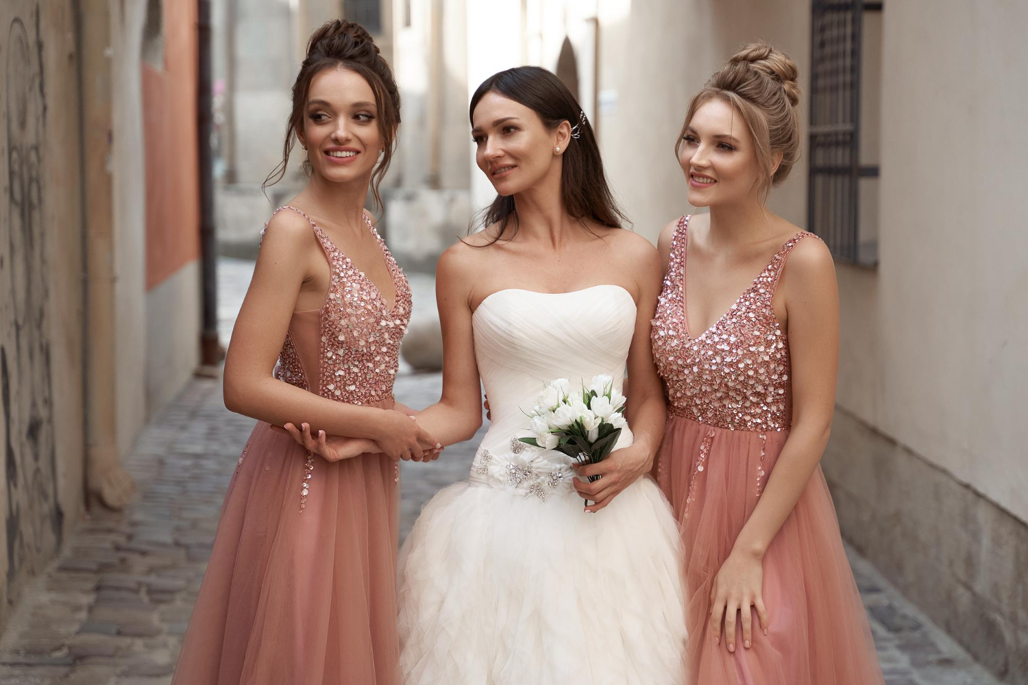 Rochii pentru domnisoarele de onoare: Culori si modele in tendinte