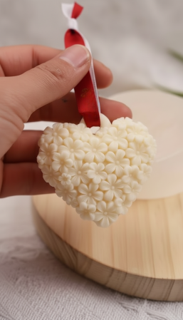 Martisor odorizant de ceara parfumata INIMA [2]