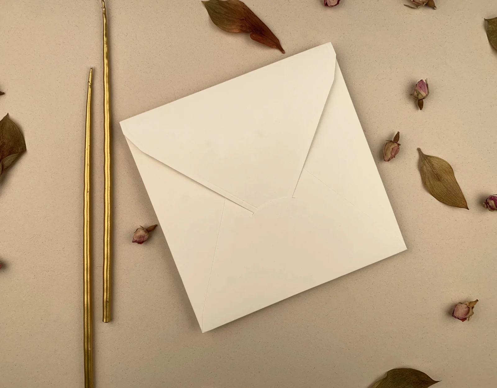 Plicuri si cartoane pentru INVITATII - Plic de invitatii CREM (17cm x 17cm A)