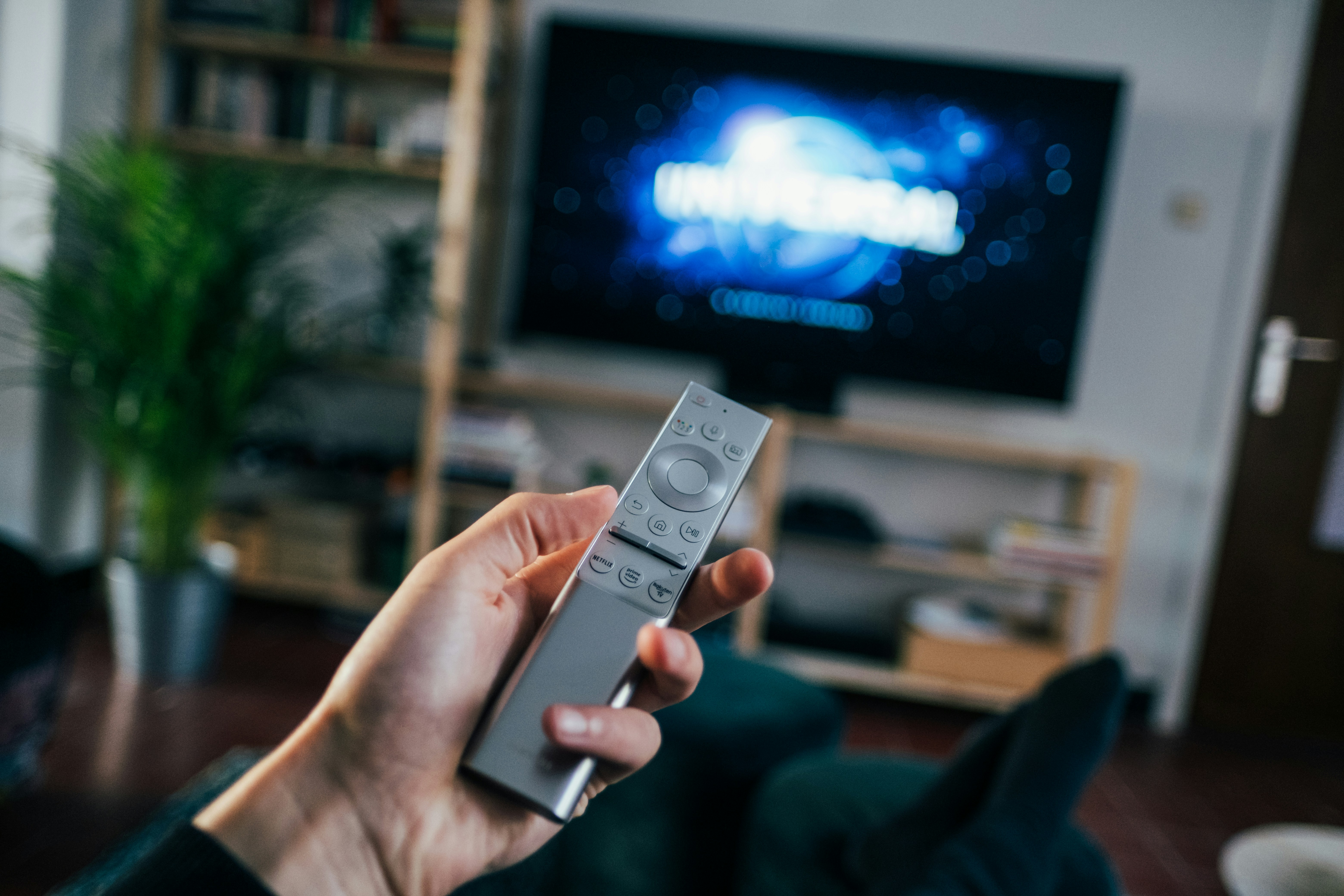 Cum alegi telecomanda universală potrivită pentru orice TV