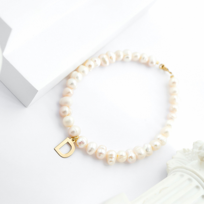 Brățară cu Perle de Cultură și Inițială din Aur 14k – Eleganță Personalizată și Rafinament [4]