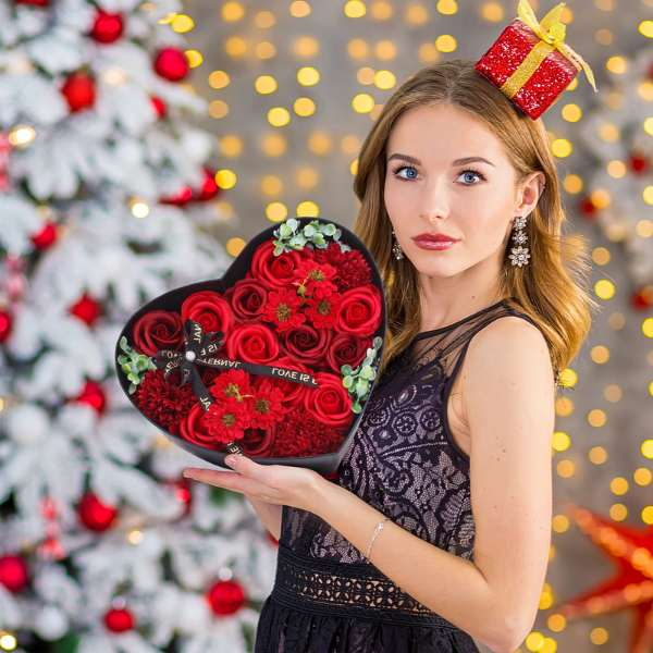 Buchet cu Flori Parfumate din Sapun in Cutie Forma Inima 22 x 20 x 9 cm - IoArtify.ro [4]