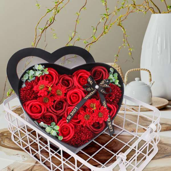 Buchet cu Flori Parfumate din Sapun in Cutie Forma Inima dimensiuni 22 x 20 x 9 cm – IoArtify.ro [3]