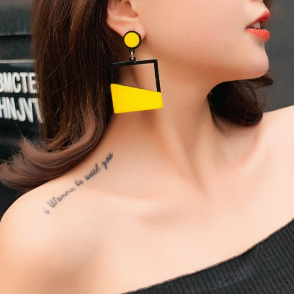 Cercei Gold Filigree cu Forma Geometrica Patrat Galben cu Negru 6 cm lungime – IoArtify.ro [6]